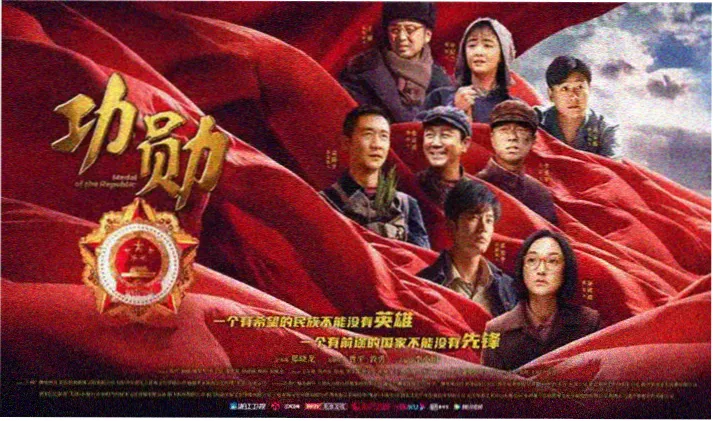 专题深读头图，沙漠公路路牌与摊开的观影片单